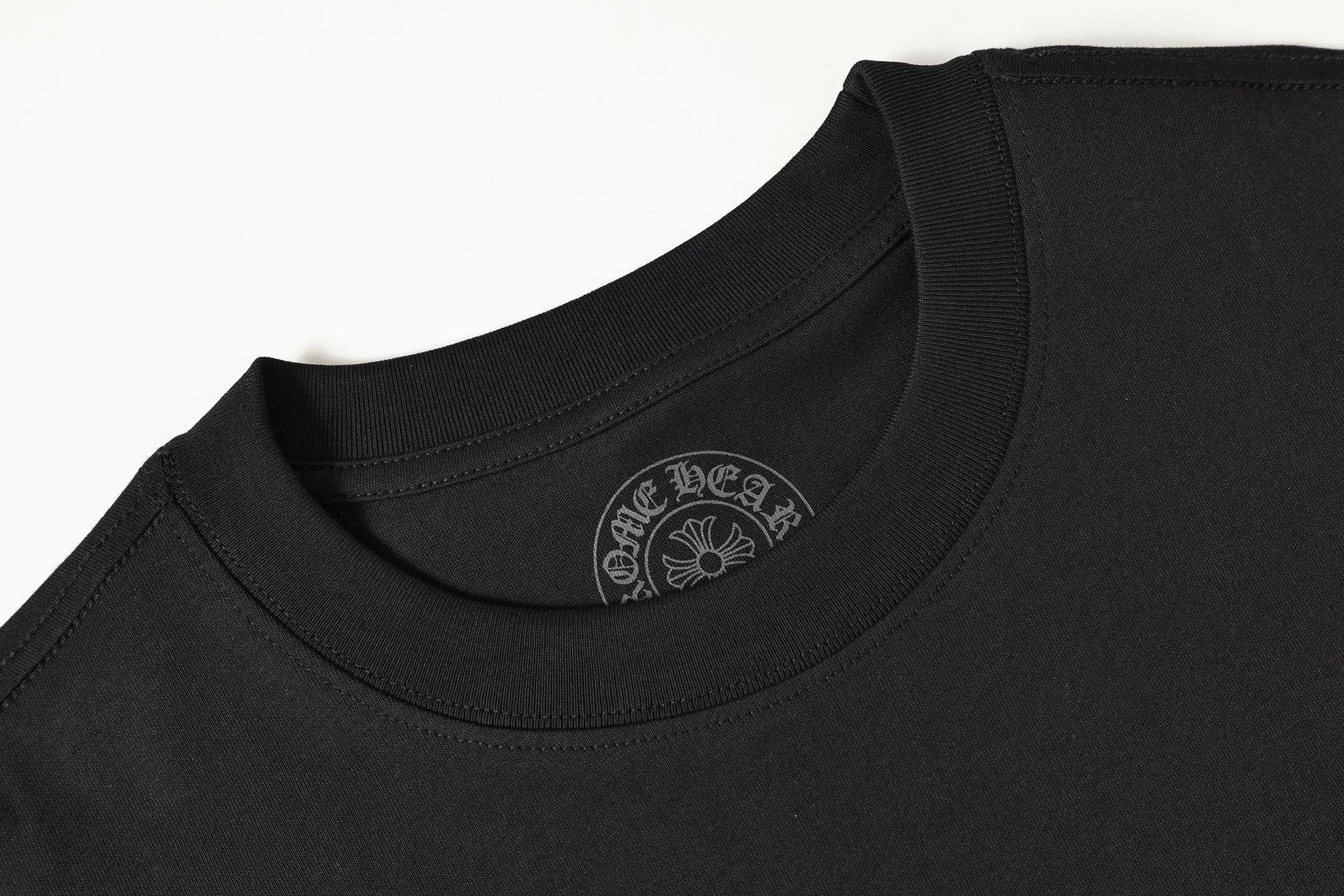 P150 Cross-border running quantity model, please do not place an order if you are pursuing quality - Chrome Hearts/Chrome Heart Cross Sanskrit short-sleeved T-shirt - High weight, high density and high quality. The wool is soft, delicate and skin-friendly. It feels soft and silky. It has excellent warmth and skin-friendly properties. - Customized weaving and dyeing, no color difference. No matter the fabric or workmanship details, it is better than the ordinary version on the market. -Colour: black white -Size: S M L XL